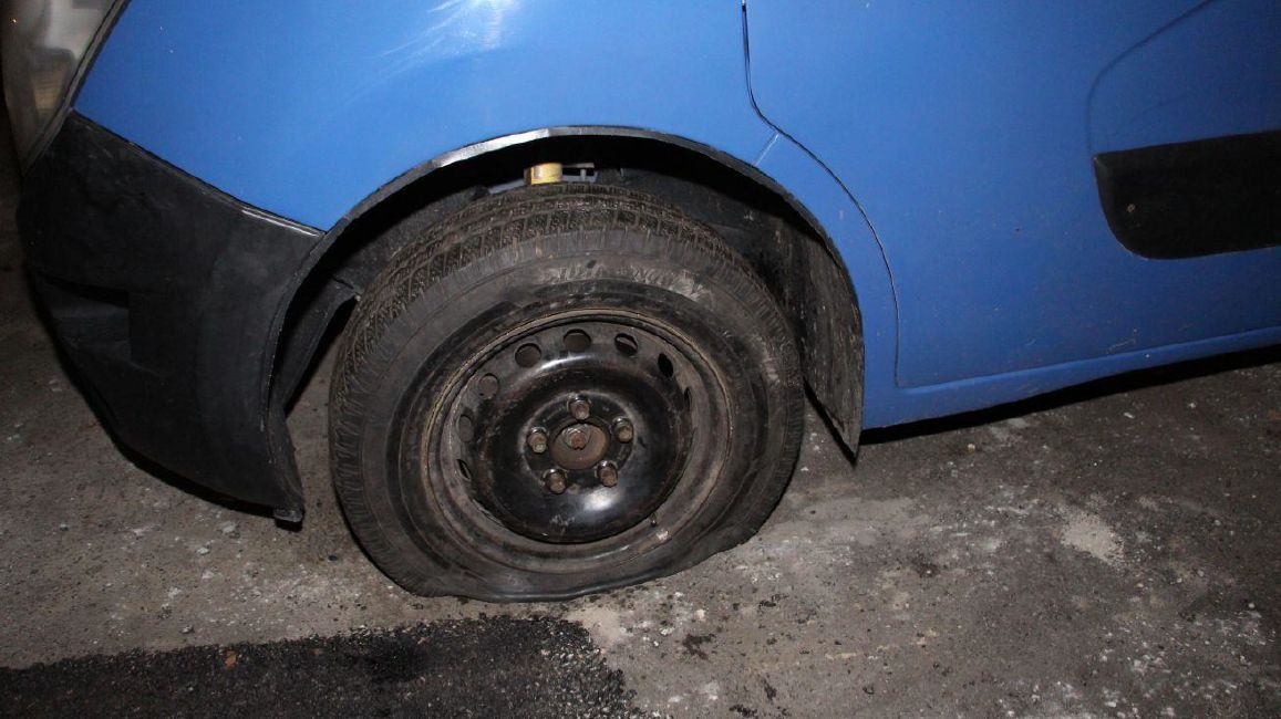 Muž z Prahy propichoval pneumatiky autům s ukrajinskou značkou